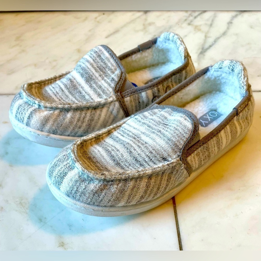 NWOT Roxy, size 2, little kids slip-on fleece lined gray and white comfort shoe